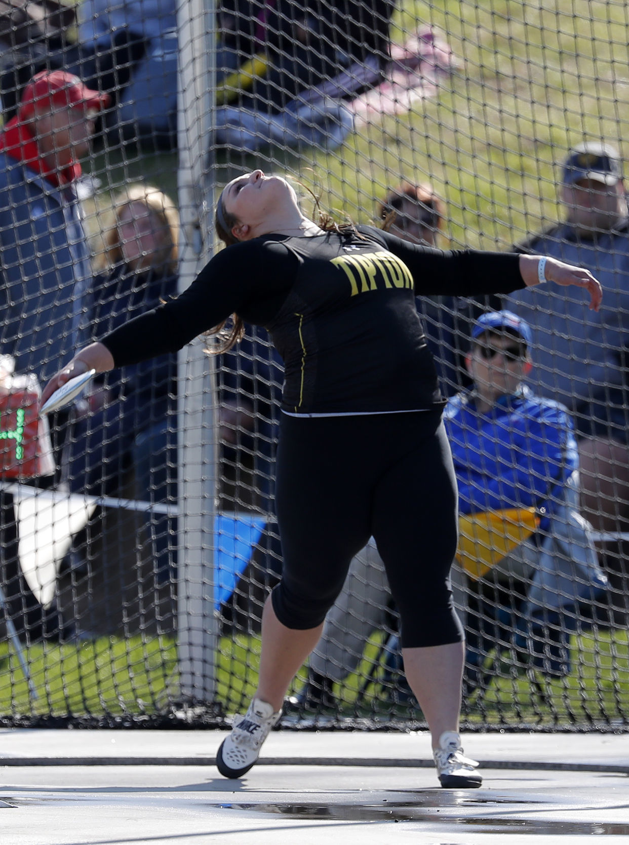 042518mp-DrakeRelays-girls-discus-2